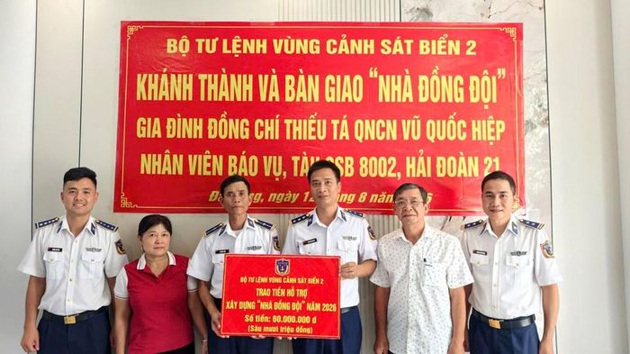 Đoàn công tác của Hải đoàn 21 cùng cấp ủy, chính quyền địa phương trao tiền hỗ trợ gia đình Thiếu tá Vũ Quốc Hiệp