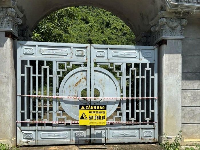 UBND phường Trung Sơn đã căng dây, đặt biển cảnh báo khu vực sạt lở đá nguy hiểm