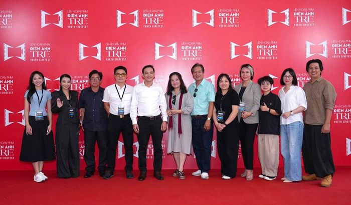 Các đại biểu chụp ảnh tại thảm đỏ trước thềm Liên hoan phim
