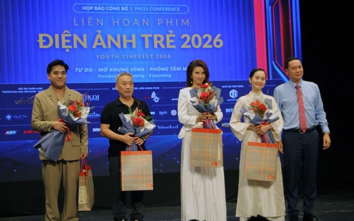 TS. Phạm Huy Quang, Hiệu trưởng Trường Đại học Sân khấu - Điện ảnh TP.HCM, Trưởng Ban tổ chức tặng hoa cám ơn các Đại sứ truyền thông