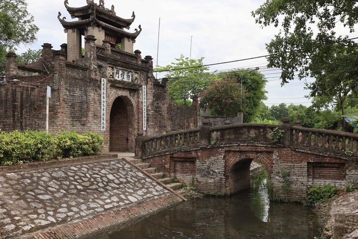 Kiến trúc "thượng gia, hạ môn" của cổng làng Ước Lễ vẫn được bảo tồn khá nguyên vẹn sau hàng trăm năm, trở thành dấu ấn tiêu biểu của kiến trúc làng cổ Hà Nội. Ảnh: Vũ Quang