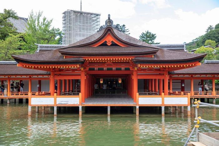 Một điện thờ trên biển trong quần thể đền Itsukushima. Ảnh: Xuân Giao - PV TTXVN tại Nhật Bản