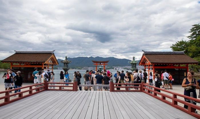 Hướng nhìn từ chính điện của đền Itsukushima ra cánh cổng Torii khổng lồ giữa biển. Ảnh: Xuân Giao - PV TTXVN tại Nhật Bản