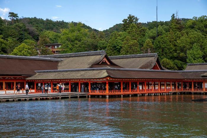 Điểm làm nên sự khác biệt của Itsukushima là ngôi đền không được xây dựng hoàn toàn trên đất liền mà trải rộng trên vùng nước ven đảo. Ảnh: Xuân Giao - PV TTXVN tại Nhật Bản