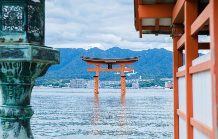 Cổng Torii đứng cách khu vực chính của đền hơn 200 m và chủ yếu bằng chính trọng lượng của kết cấu, không đóng cố định xuống đáy biển. Ảnh: Xuân Giao - PV TTXVN tại Nhật Bản