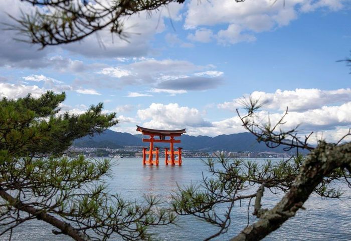 Cánh cổng Torii đỏ nổi bật giữa biển - là một trong những biểu tượng của Hiroshima. Ảnh: Xuân Giao - PV TTXVN tại Nhật Bản