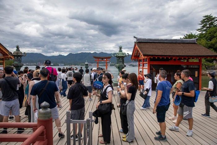 Du khách xếp hàng để chụp ảnh lưu niệm cùng cánh cổng Torii. Ảnh: Xuân Giao - PV TTXVN tại Nhật Bản
