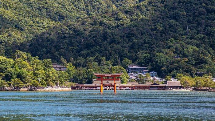 Hướng nhìn tổng thể đền Itsukushima và cánh cổng Torii trên phà từ đất liền ra đảo Miyajima. Ảnh: Xuân Giao - PV TTXVN tại Nhật Bản