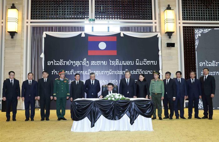Thường trực Ban Bí thư Trần Cẩm Tú ghi sổ tang. Ảnh: Phương Hoa – TTXVN