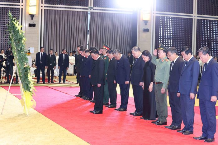 Thường trực Ban Bí thư Trần Cẩm Tú dẫn đầu Đoàn cấp cao Đảng Cộng sản Việt Nam viếng đồng chí Xaysomphone Phomvihane, Ủy viên Bộ Chính trị, Chủ tịch Quốc hội Lào. Ảnh: Phương Hoa - TTXVN