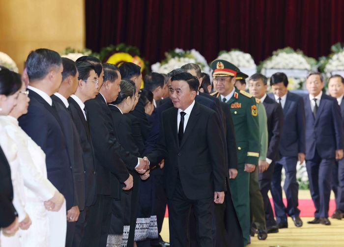 Thường trực Ban Bí thư Trần Cẩm Tú dẫn đầu Đoàn cấp cao Đảng Cộng sản Việt Nam viếng và chia buồn sâu sắc tới gia quyến đồng chí Xaysomphone Phomvihane, Ủy viên Bộ Chính trị, Chủ tịch Quốc hội Lào. Ảnh: Phương Hoa - TTXVN