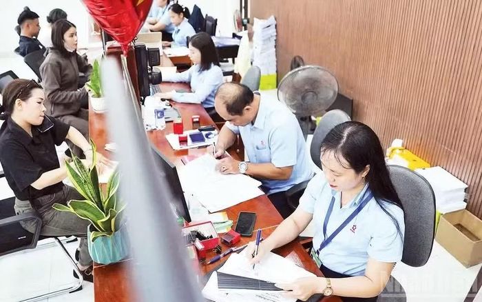 Cán bộ làm việc tại Trung tâm phục vụ hành chính công phường Hải Châu, Đà Nẵng. (Ảnh: ANH ĐÀO)