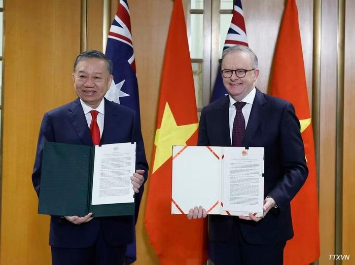 Tổng Bí thư, Chủ tịch nước Tô Lâm và Thủ tướng Australia Anthony Albanese trao Tuyên bố chung về nâng cao sức chống chịu, thích ứng và phục hồi kinh tế Việt Nam-Australia. (Ảnh: TTXVN)