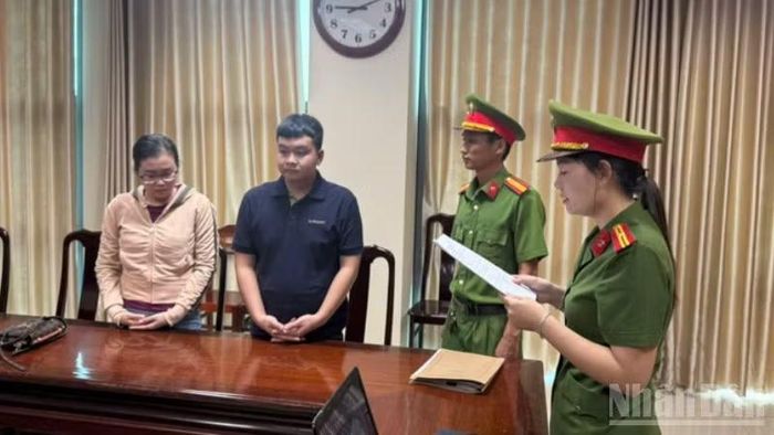 Đại diện Cơ quan Cảnh sát điều tra tống đạt quyết định khởi tố vụ án, khởi tố bị can, Lệnh cấm đi khỏi nơi cư trú đối với Huỳnh Phương Duy và Huỳnh Thanh Dương (Thanh Dương Luxury). (Ảnh: CÔNG BẰNG)