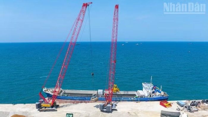 Cảng biển Cà Ná trở thành một mắt xích quan trọng trong phục vụ vận chuyển thiết bị, vật tư, máy móc phục vụ các dự án năng lượng quy mô lớn. Đặc biệt, vùng biển này còn là tiềm năng để phát triển điện gió ngoài khơi trong tương lai.