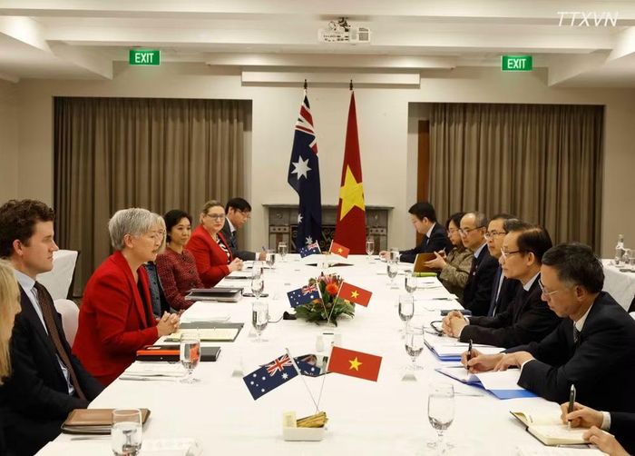 Bộ trưởng Ngoại giao Lê Hoài Trung và Bộ trưởng Ngoại giao Australia Penny Wong đồng chủ trì Hội nghị Bộ trưởng Ngoại giao Việt Nam-Australia lần thứ 8. (Ảnh: TTXVN)