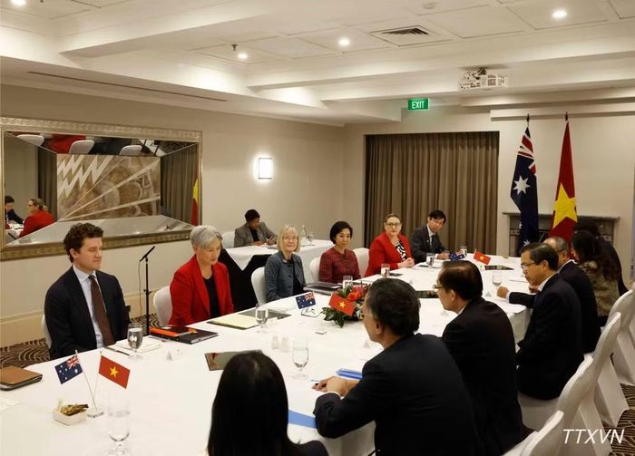 Bộ trưởng Ngoại giao Lê Hoài Trung và Bộ trưởng Ngoại giao Australia Penny Wong đồng chủ trì Hội nghị Bộ trưởng Ngoại giao Việt Nam-Australia lần thứ 8. (Ảnh: TTXVN)