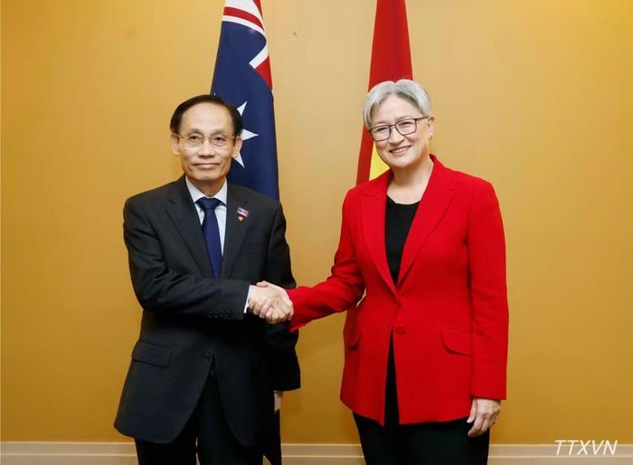 Bộ trưởng Ngoại giao Lê Hoài Trung và Bộ trưởng Ngoại giao Australia Penny Wong. (Ảnh: TTXVN)