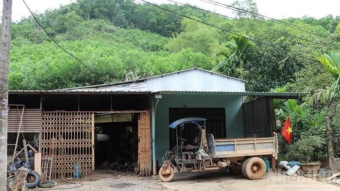 Khu vực núi Gò Chợ đã xuất hiện nhiều vết nứt khiến cuộc sống của người dân khu vực này đảo lộn khi vào mùa mưa.