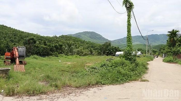 Dự án “Khu bố trí tái định cư nằm trong vùng sạt lở đến nơi an toàn thôn Bồng Miêu và thôn Phước Bắc, xã Tam Lãnh” nằm trên địa bàn xã Phú Ninh, thành phố Đà Nẵng có tổng mức đầu tư hơn 14,4 tỷ đồng