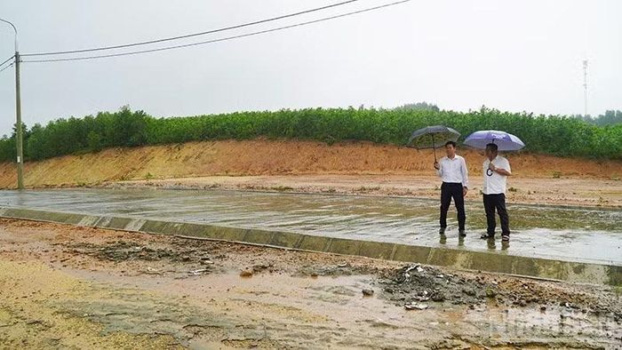 Lãnh đạo xã Phú Ninh kiểm tra hiện trạng khu bố trí dân cư nằm trong vùng sạt lở đến nơi an toàn thôn Phước Bắc.