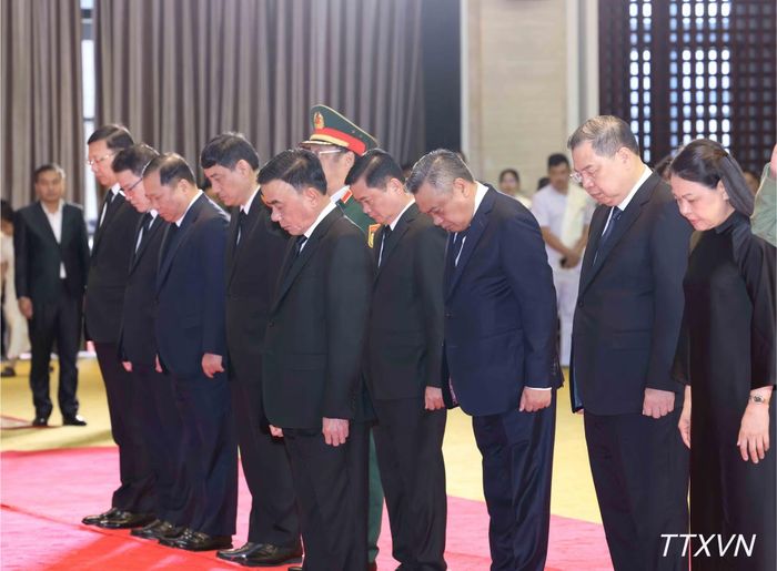 Thường trực Ban Bí thư Trần Cẩm Tú dẫn đầu Đoàn lãnh đạo cấp cao Đảng, Nhà nước Việt Nam viếng đồng chí Saysomphone Phomvihane, Ủy viên Bộ Chính trị, Chủ tịch Quốc hội Lào. (Ảnh: TTXVN)
