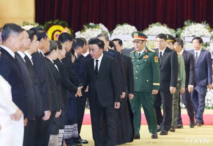 Thường trực Ban Bí thư Trần Cẩm Tú dẫn đầu Đoàn lãnh đạo cấp cao Đảng, Nhà nước Việt Nam viếng và chia buồn sâu sắc tới gia quyến đồng chí Saysomphone Phomvihane, Ủy viên Bộ Chính trị, Chủ tịch Quốc hội Lào. (Ảnh: TTXVN)