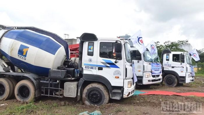 Các đơn vị thi công tập trung phương tiện để thực hiện dự án.