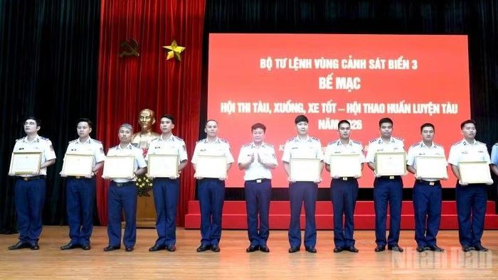 Đại tá Cao Vũ Long, Phó Tư lệnh, Tham mưu trưởng Bộ Tư lệnh Vùng Cảnh sát biển 3 trao thưởng cho các tập thể, cá nhân đạt thành tích tốt trong tham gia Hội thi tàu, xuồng, xe tốt-Hội thao huấn luyện tàu năm 2026.