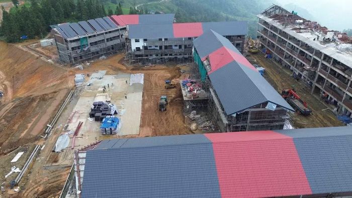 Hơn 450 công nhân cùng triển khai thi công Trường phổ thông nội trú tiểu học và trung học cơ sở Pha Long. (Ảnh CÔNG HẢI)