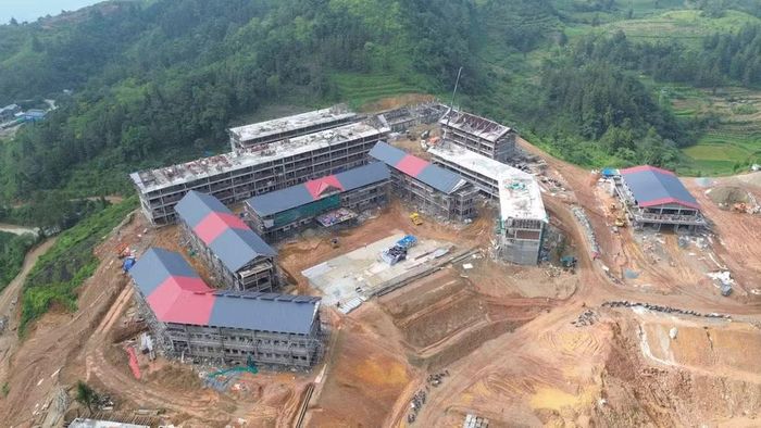 Dự án Trường phổ thông nội trú tiểu học và trung học cơ sở Pha Long đã hoàn thành được khoảng 85% khối lượng. (Ảnh: CÔNG HẢI)