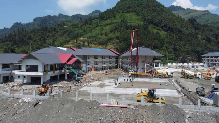 Các đơn vị thi công tăng tốc nhằm bảo đảm tiến độ để các trường khai giảng trong năm học mới. (Ảnh: CÔNG HẢI)