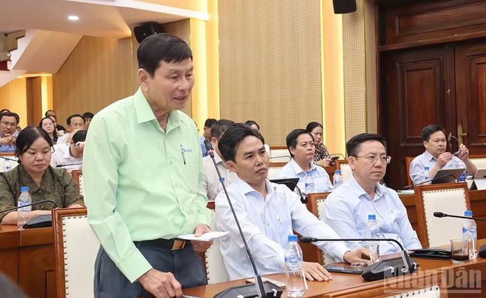 Tổng Giám đốc Công ty cổ phần đường Quảng Ngãi Võ Thành Đàng thảo luận tại hội nghị.