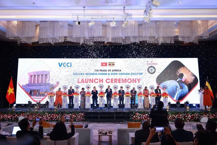Các đại biểu cắt băng khai mạc Diễn đàn Doanh nghiệp Việt Nam-Uganda. (Ảnh: BTC)