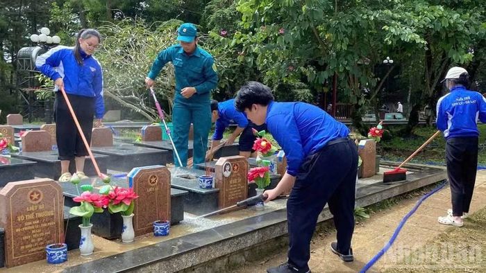 Tuổi trẻ Lâm Đồng chăm sóc các phần mộ liệt sĩ. (Ảnh: CTV)
