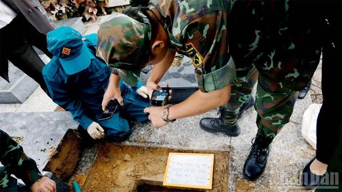 Quá trình lấy mẫu được thực hiện nghiêm túc, khoa học, bảo đảm yêu cầu về chuyên môn. (Ảnh: Bảo Văn)