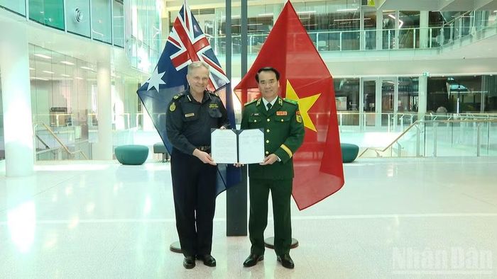 Trung tướng Vũ Trung Kiên, Ủy viên Trung ương Đảng, Tư lệnh Bộ đội Biên phòng gặp ngài Gavan Reynolds, Tư lệnh Lực lượng Biên giới Australia. (Ảnh: THU TRANG)