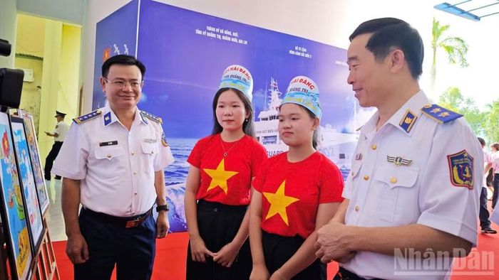 Trung tướng Bùi Quốc Oai, Chính ủy Cảnh sát biển Việt Nam tham quan triển lãm tranh với chủ đề “Biển, đảo Tổ quốc và người chiến sĩ Cảnh sát biển”. (Ảnh: ĐỨC TĨNH)