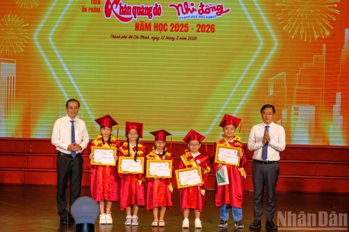 Lãnh đạo thành phố trao thưởng giải Lê Quý Đôn năm học 2025-2026.