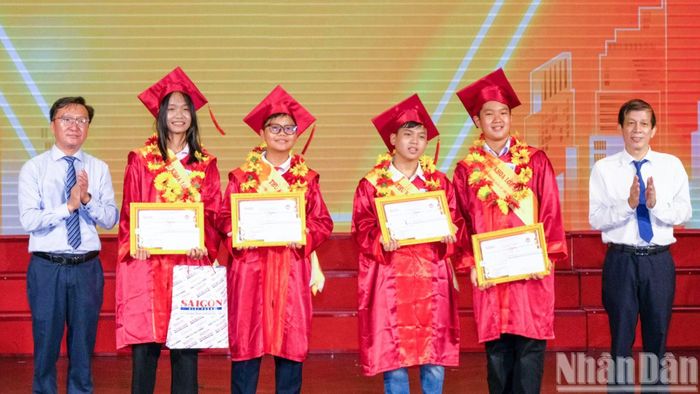 Giải Lê Quý Đôn vinh danh 9 gương mặt thủ khoa ở từng khối lớp. (Ảnh: THẾ ANH)