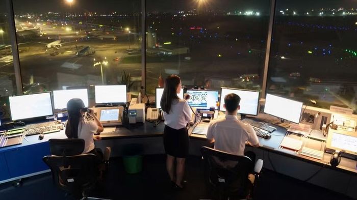 Kíp trực Đài Kiểm soát không lưu Tân Sơn Nhất tổ chức điều hành hoạt động bay, bảo đảm an toàn trong tình huống phát sinh phương tiện bay không người lái. (Nguồn: VATM)