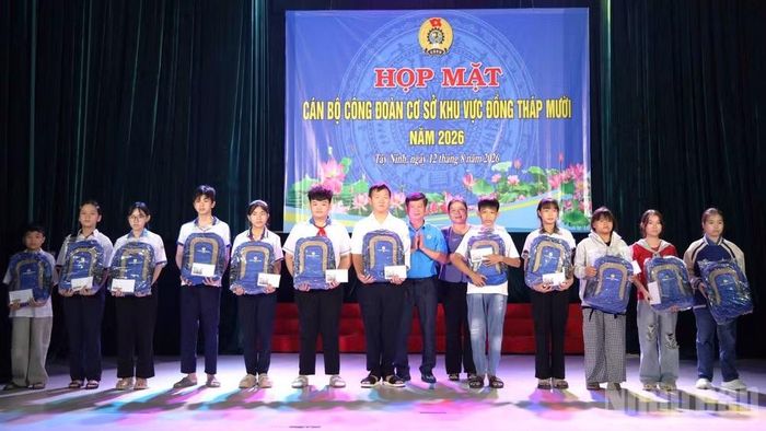 Lãnh đạo Liên đoàn Lao động tỉnh Tây Ninh và xã Bình Hiệp trao quà cho học sinh có hoàn cảnh khó khăn khu vực Đồng Tháp Mười. (Ảnh: Thanh Phong)