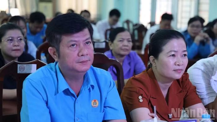 Lãnh đạo Tổng Liên đoàn Lao động Việt Nam, Liên đoàn Lao động tỉnh Tây Ninh, cán bộ công đoàn khu vực Đồng Tháp Mười dự hội thi. (Ảnh: THANH PHONG)
