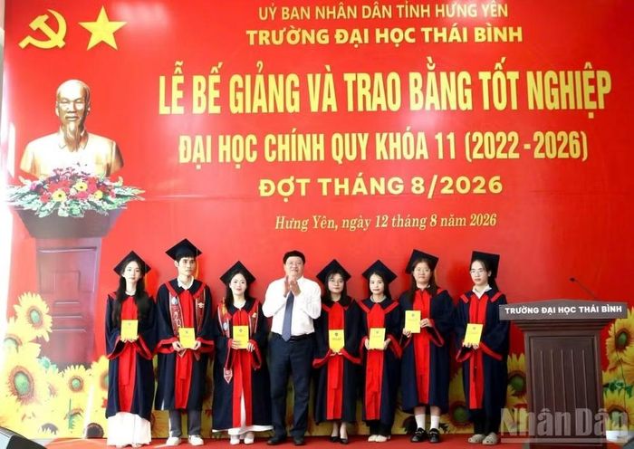 Lãnh đạo nhà trường trao bằng tốt nghiệp cho những sinh viên xuất sắc.