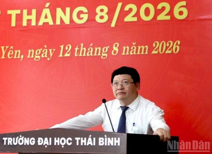 Phó giáo sư, Tiến sĩ Phạm Quốc Thành, Hiệu trưởng Trường đại học Thái Bình phát biểu ý kiến.