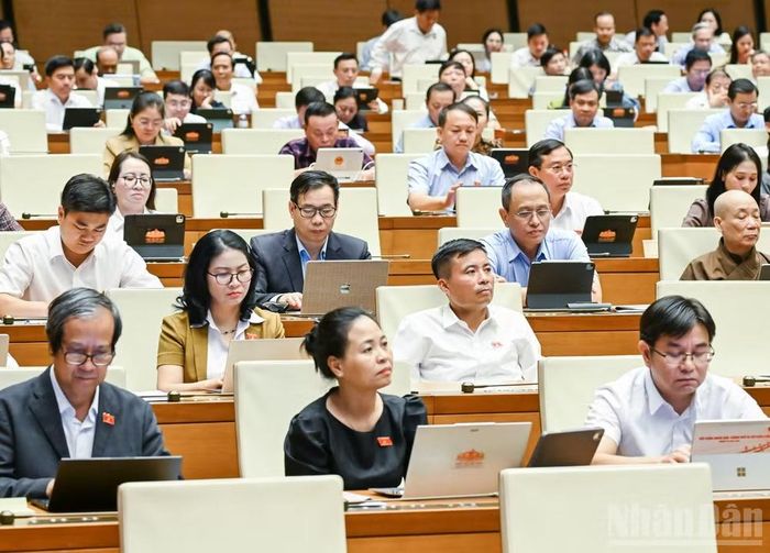 Đại biểu Quốc hội làm việc tại hội trường. (Ảnh: DUY LINH)
