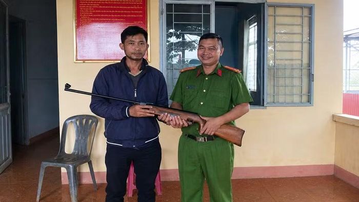 Người dân xã Gào tự nguyện giao nộp vũ khí. (Ảnh: Công an tỉnh Gia Lai)