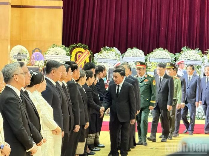 Thường trực Ban Bí thư Trần Cẩm Tú và Đoàn lãnh đạo cấp cao Đảng, Nhà nước Việt Nam chia buồn sâu sắc với Đảng, Nhà nước, Quốc hội, Chính phủ và nhân dân Lào cũng như gia quyến đồng chí Saysomphone Phomvihane.