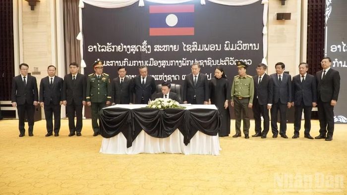 Thường trực Ban Bí thư Trần Cẩm Tú ghi sổ tang.