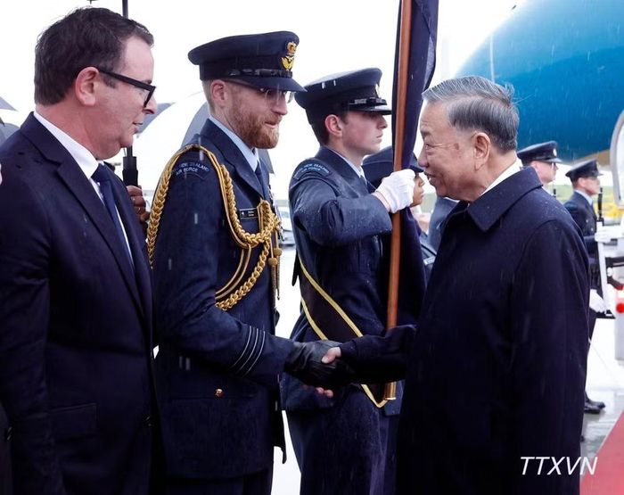 Quan chức New Zealand đón Tổng Bí thư, Chủ tịch nước Tô Lâm tại Sân bay quốc tế Auckland. (Ảnh: TTXVN)